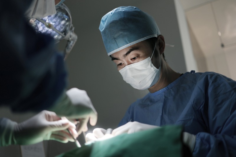 명동치과_서울하늘에치과_박민우원장 수술.jpg